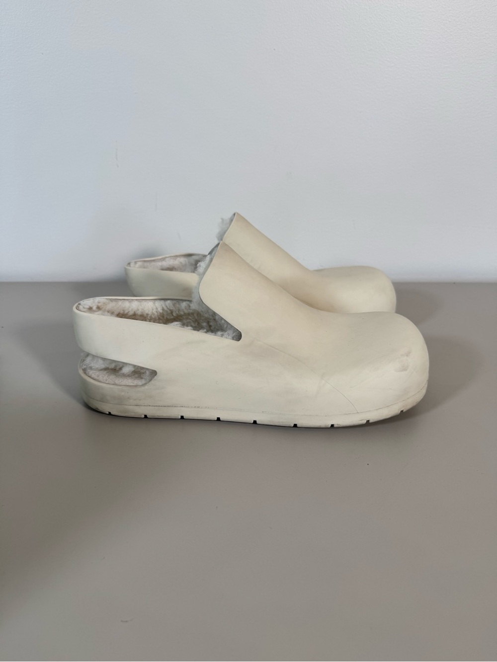 Bottega Veneta Off-White Shearling Puddle Clogs Mules EU 43 (US 10) + Dust Bags